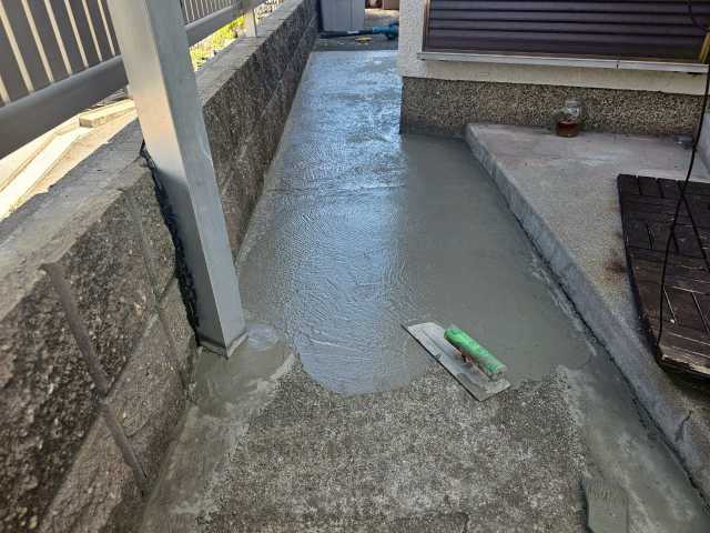グレー下塗り施工中